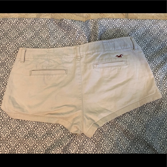 Hollister Light Beige Low Rise Shorts - Picture 2 of 3
